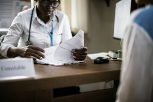 patient-is-meeting-doctor-300x200